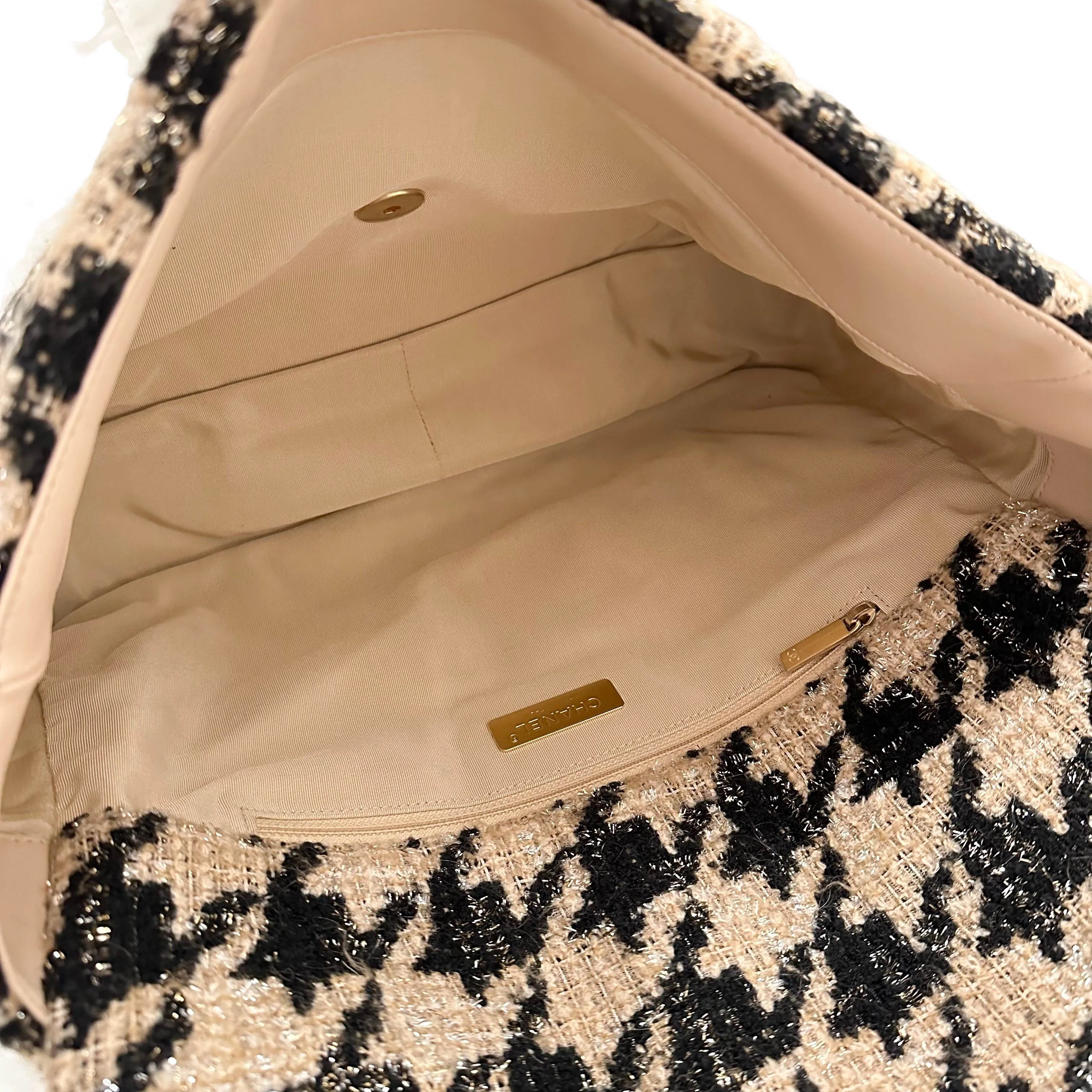 CHANEL 19 Maxi Flap Bag in 19K Beige Black Houndstooth Tweed