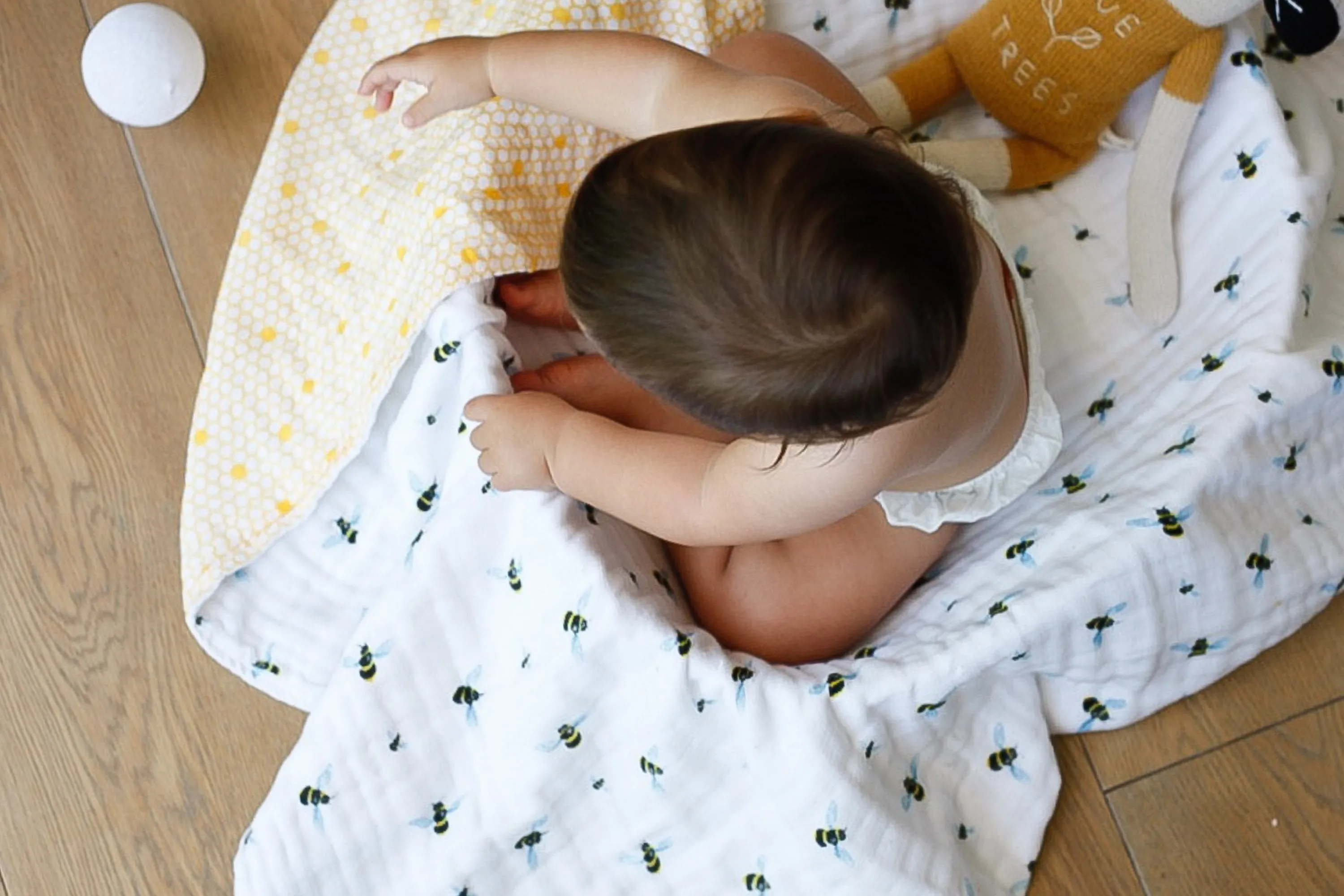 ORGANIC SNUG BLANKET - BEES